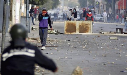 Plus de 100 Tunisiens de la ville frontalière de Kasserine demandent l’asile en Algérie